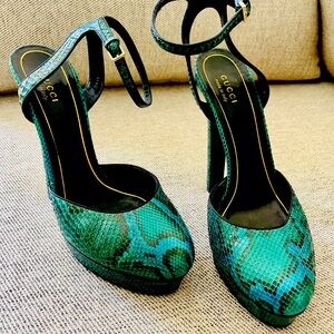 GUCCI Vintage Python snakeskin d'orsay platform pumps SS11 runway 38.5
